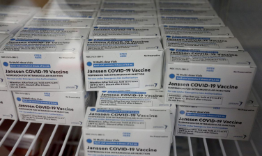 Notícia - Novo lote com 300 mil doses da vacina da Janssen chega ao Brasil