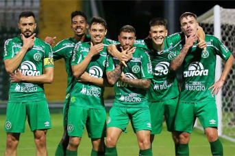 Notícia - Chapecoense vence clássico e garante acesso à Série A do Brasileiro 