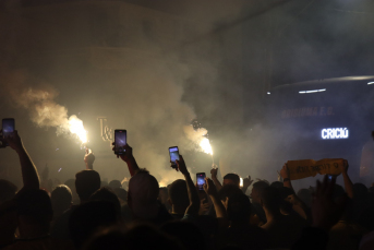 Notícia - Torcida do Criciúma faz festa na chegada da delegação antes do jogo contra o São Paulo