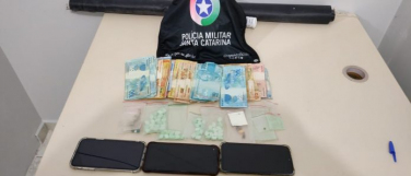 Notícia - Trio é preso por tráfico de drogas em Imbituba