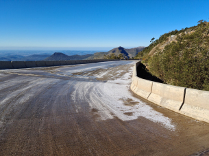 Notícia - Gelo na pista altera comboios na Serra da Rocinha