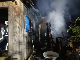 Notícia - Mangueira do jardim salva moradores de incêndio mais intenso 