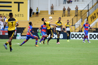 Notícia - Mais um jogo com muitas críticas à arbitragem no Heriberto Hülse