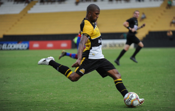 Notícia - Após deixar o campo de ambulância, Carlos César está disponível para enfrentar o Santo André