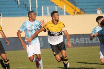 Notícia - Comissão de arbitragem emite parecer sobre lance polêmico em Londrina e Criciúma