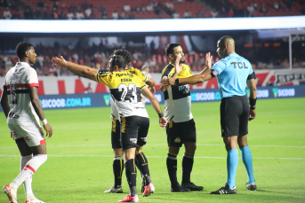 Notícia - Tigre tenta igualar, mas São Paulo triunfa em casa por 2 a 1