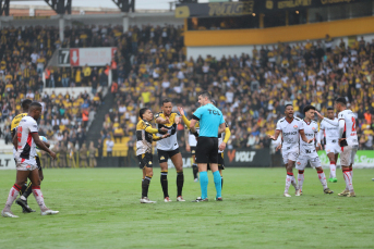 Notícia - Criciúma perde para o Vitória e chega ao quinto jogo sem vencer