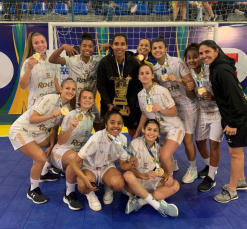 Notícia - Meninas Carvoeiras vencem Brasileiro Escolar de Futsal e estão no mundial