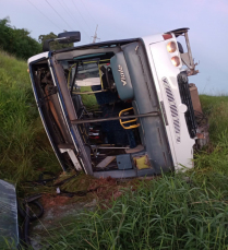 Notícia - Tubarão: Nove pessoas são hospitalizadas após ônibus sair da pista na BR-101 