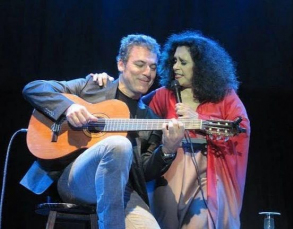 Notícia - Luiz Meira relembra clássicos de Gal Costa durante show em Criciúma