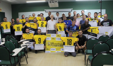 Notícia - Participantes do Projeto Tigrinhos recebem uniforme