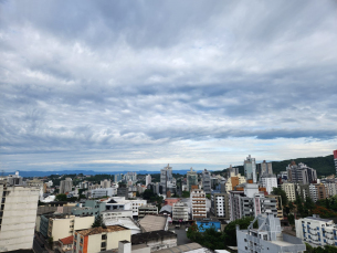 Notícia - Dias abafados e pancadas de chuva na região