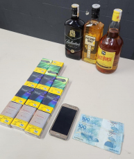 Notícia - Dupla é presa após roubar dinheiro, whisky e cigarros em Jaguaruna