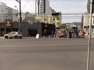 Notícia - Erosão causa bloqueio da rua Itajaí no Centro de Criciúma