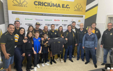 Notícia - Após completar 600 jogos na carreira, Eder recebe homenagem do Criciúma