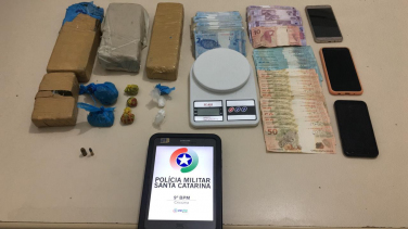 Notícia - PM prende dupla com 2,7 kg de maconha em Criciúma