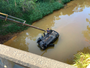 Notícia - Carro cai em rio na avenida Universitária