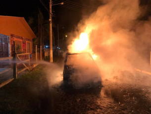 Notícia - Veículo é destruído pelas chamas em Passo de Torres