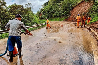 Notícia - Serra do Rio do Rastro é liberada após deslizamento