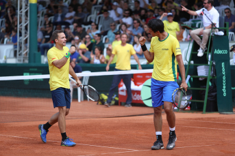 Notícia - Sem barbada, Melo/Soares colocam o Brasil na frente na Copa Davis