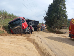 Notícia - Urussanga: Carreta sai de pista e tomba após colidir em veículo 