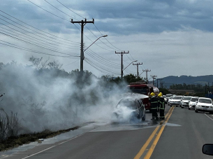 Notícia - ATUALIZADA: Após incêndio em carro, trânsito está liberado na SC-445 em Morro da Fumaça