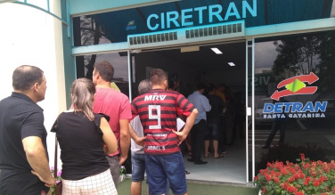 Notícia - A fila no Detran chegou a sair pela porta