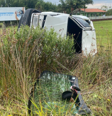 Notícia - Condutora fica ferida após capotamento de carro em Passo de Torres