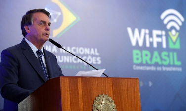 Notícia - Bolsonaro defende liberdade e cogita decreto de livre circulação