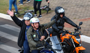 Notícia - Sem máscara, Bolsonaro participa de motociata em Santa Catarina