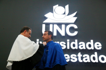 Notícia - Carlos Moisés recebe título de Doutor Honoris Causa da Universidade do Contestado