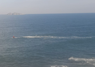 Notícia - Pescador é atingido por onda e arrastado para o mar na Praia do Gi