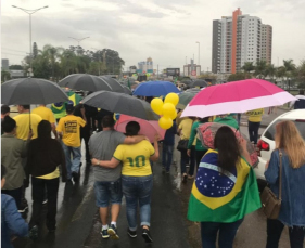 Notícia - Manifestação a favor do Governo Bolsonaro aconteceu mesmo com chuva