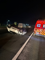 Notícia - Carro capota na BR-101 e deixa motorista hospitalizada