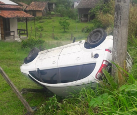 Notícia - Mulher fica ferida após saída de pista e capotamento