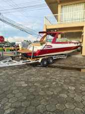 Notícia - BR-101: Lancha se desprende de reboque e colide em prédio em Araranguá