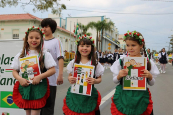 Notícia - União de pais, filhos e escolas marcam desfile em Cocal do Sul