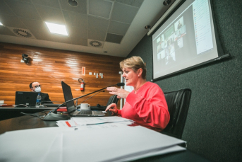 Notícia - Covid-19: Deputados cobram de Moisés data para início da vacinação de professores