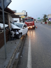 Notícia - Motorista perde o controle e bate em sorveteria de Jaguaruna