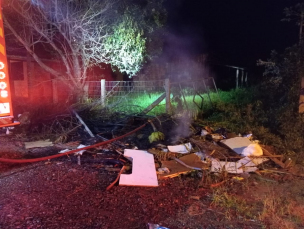 Notícia - Bombeiros combatem incêndio em lixo na frente de casa abandonada em Santa Rosa do Sul