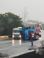 Notícia - Acidente na Br-101 Sul: Trânsito está sendo desviado pelo acostamento