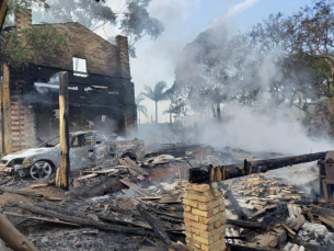 Notícia - Galpão misto é destruído por incêndio em Sangão 