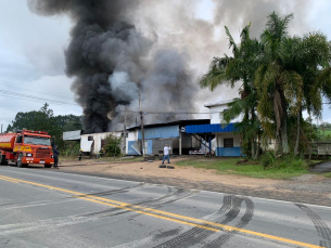 Notícia - Incêndio de grandes proporções atinge empresa em Urussanga 