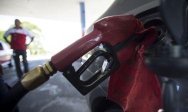 Notícia -  Redução do valor da gasolina deve entrar em discussão no Congresso