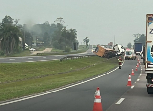 Notícia - Carreta tombada é retirada da pista e trânsito é normalizado na BR-101 em Içara