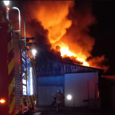 Notícia - Incêndio de grandes proporções consome empresa na BR-101, em Sangão