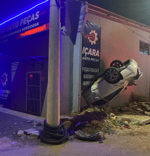 Notícia - Içara: Após colisão, carro fica suspenso em parede de comércio e motorista foge