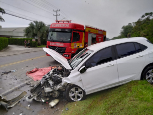 Notícia - ATUALIZADA | Criciúma: Grave acidente deixa três feridos na Governador Jorge Lacerda