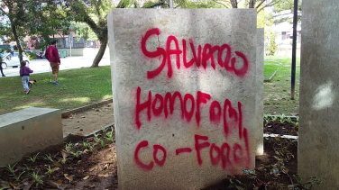 Notícia - Nova pichação contra fala de Salvaro na Praça do Congresso