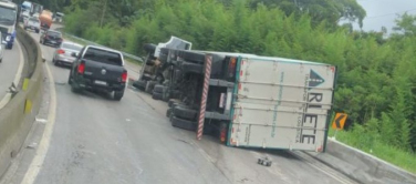 Notícia - BR-101: Carreta tomba e interdita pista no Morro dos Cavalos